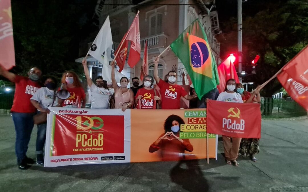 Fortaleza: cem anos do PCdoB comemorado com bandeiraço vermelho